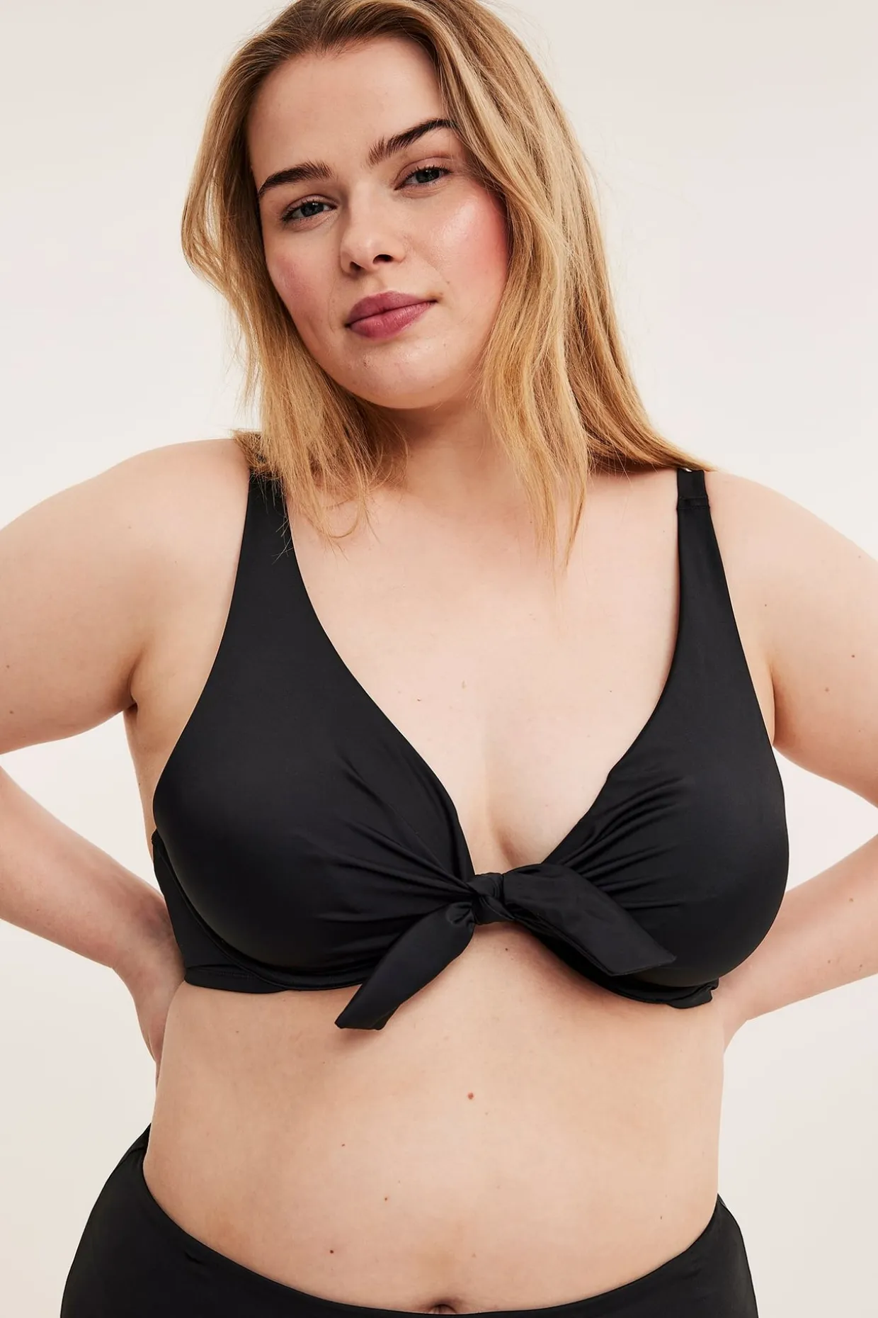 Bikiniyläosa, jossa on solmusomiste | Musta | Naiset | Kappahl