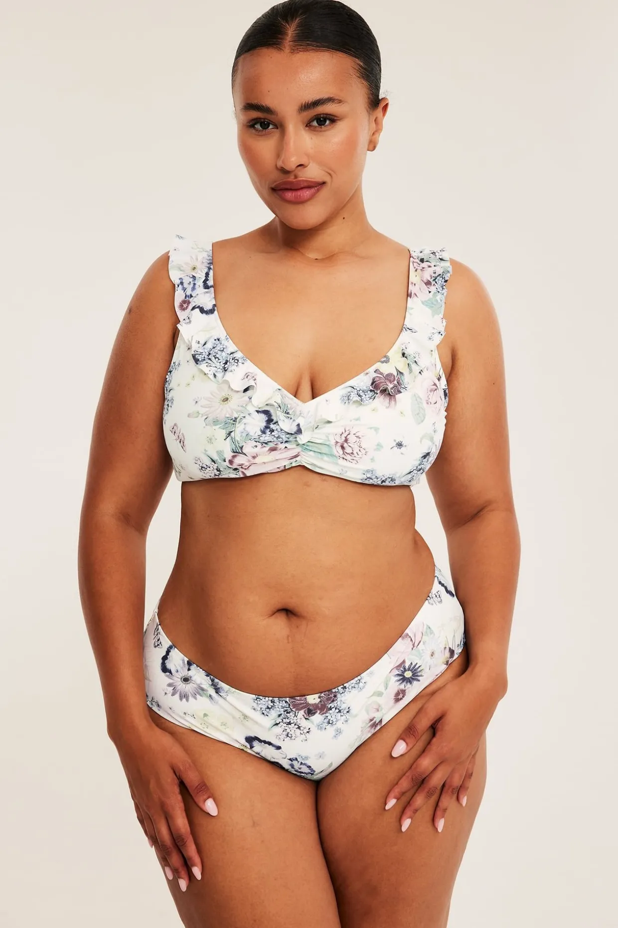 Bikiniyläosa röyhelöillä | Luonnonvalkoinen | Naiset | Kappahl