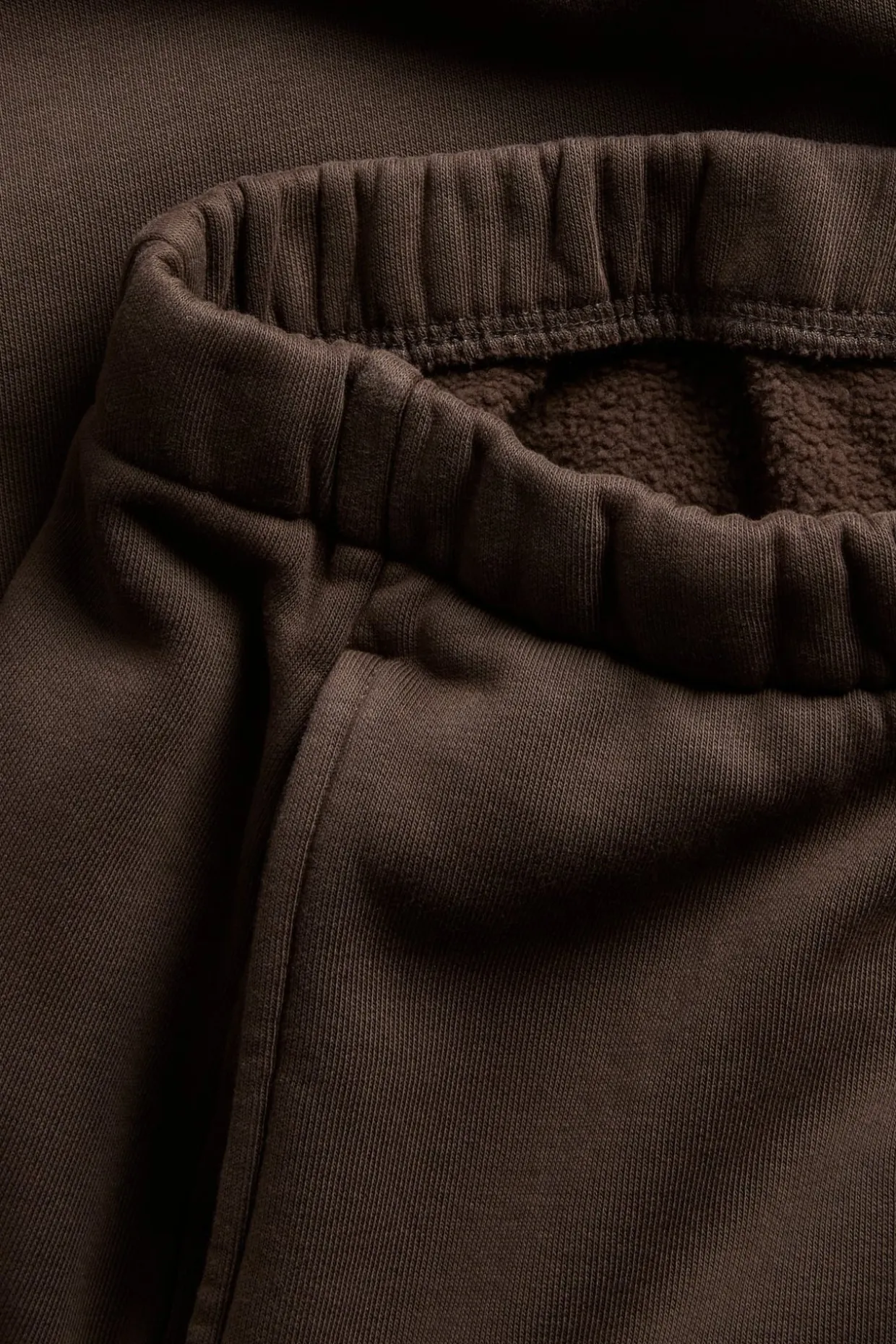 Collegehousut barrel fit | Tummanruskea | Naiset | Kappahl
