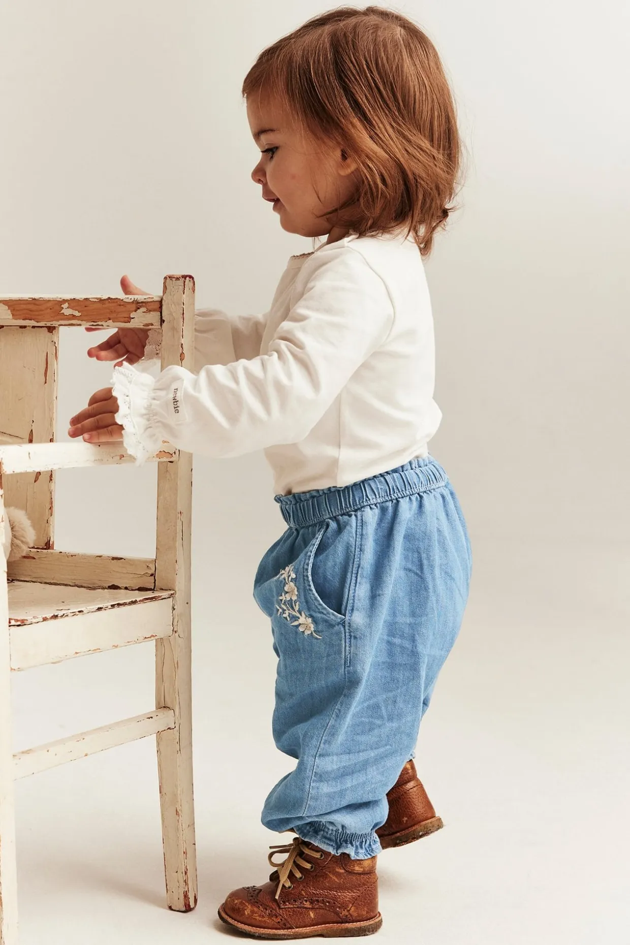 Denimhousut kukkabrodeerauksilla | Vaalea denim | Vauvat | Newbie