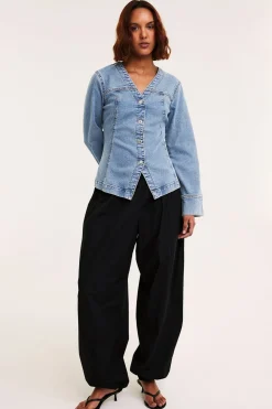 Denimpaita, jossa on korostettu vyötärö | Vaalea denim | Naiset | Kappahl