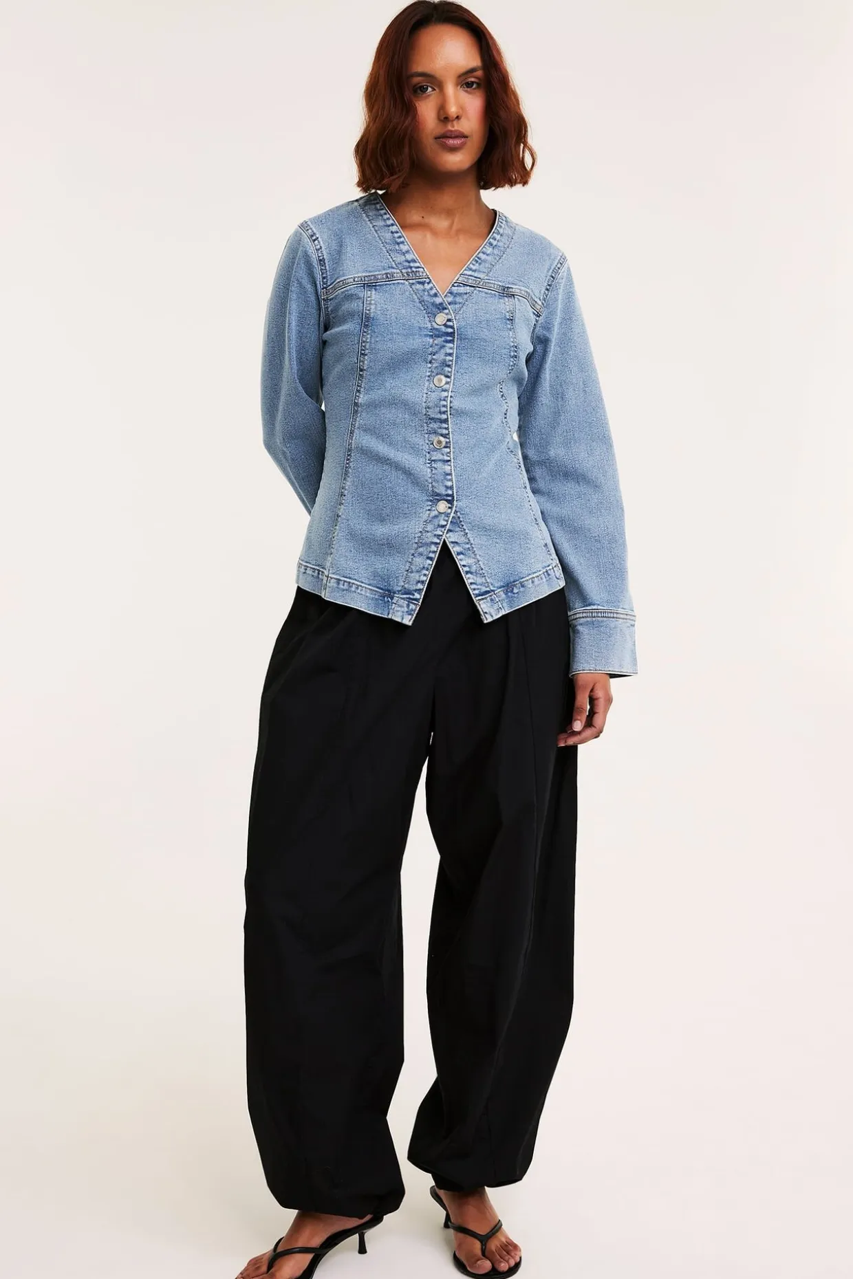 Denimpaita, jossa on korostettu vyötärö | Vaalea denim | Naiset | Kappahl