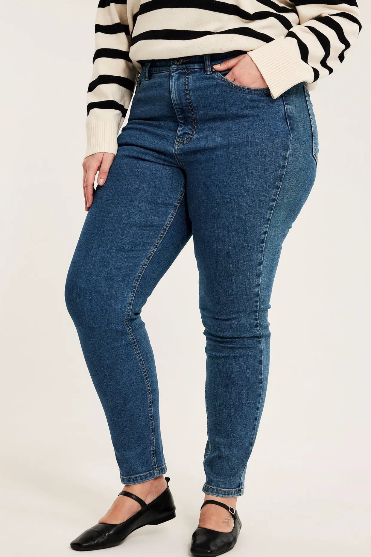 Embracing jeans high waist | Denim | Naiset | Kappahl