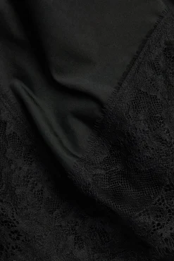 Epäsymmetrinen toppi pitsillä