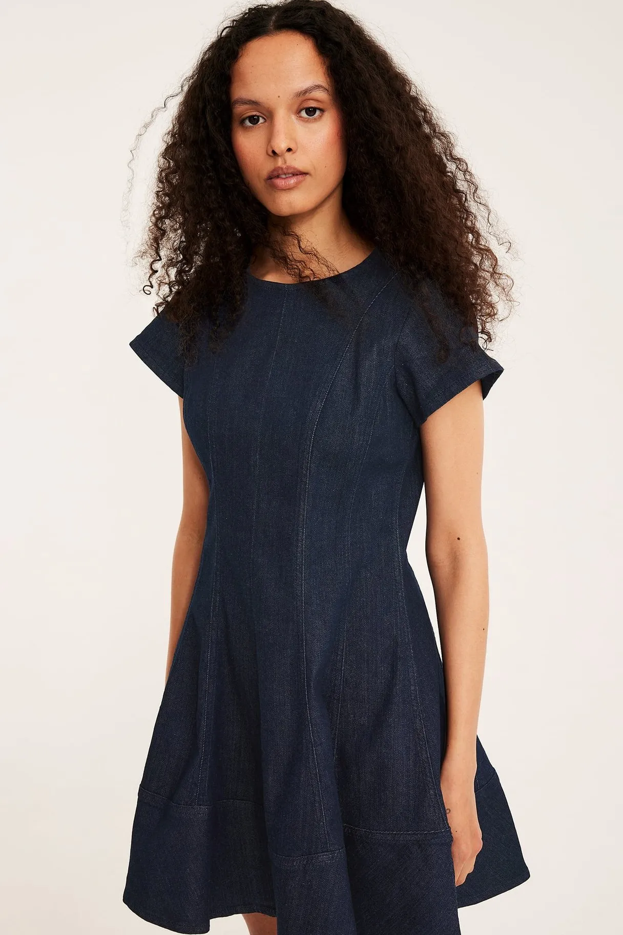 Farkkumekko, jossa on levenevä hameosa | Tumma denim | Naiset | Kappahl