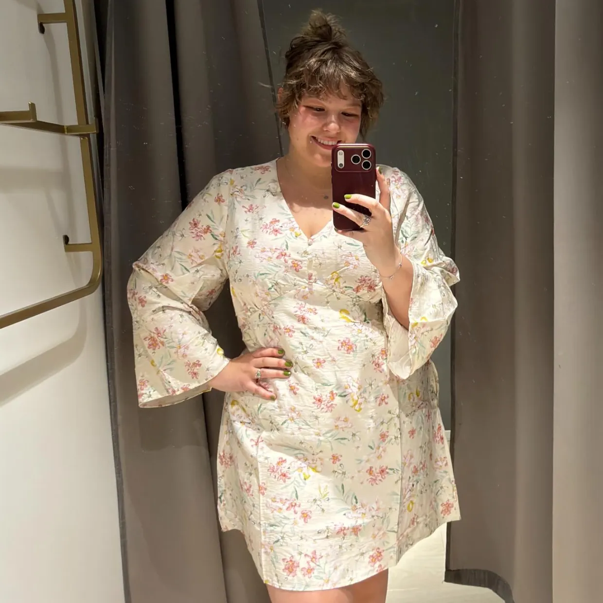Kukkakuvioinen A-linjainen mekko, jossa on V-pääntie | Vaaleanbeige | Naiset | Kappahl