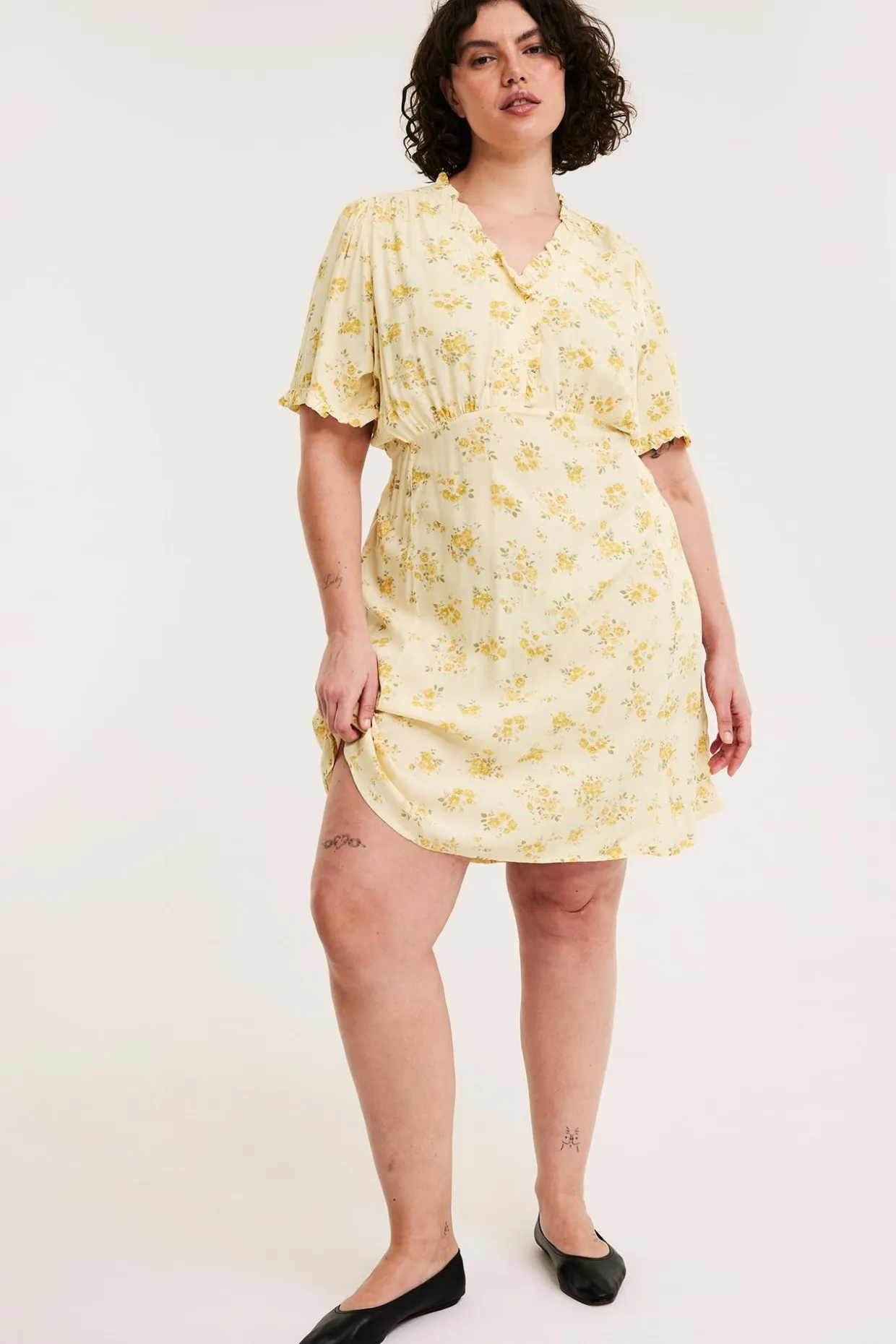Kukkakuvioinen mekko röyhelösomisteilla | Vaaleankeltainen | Naiset | Kappahl