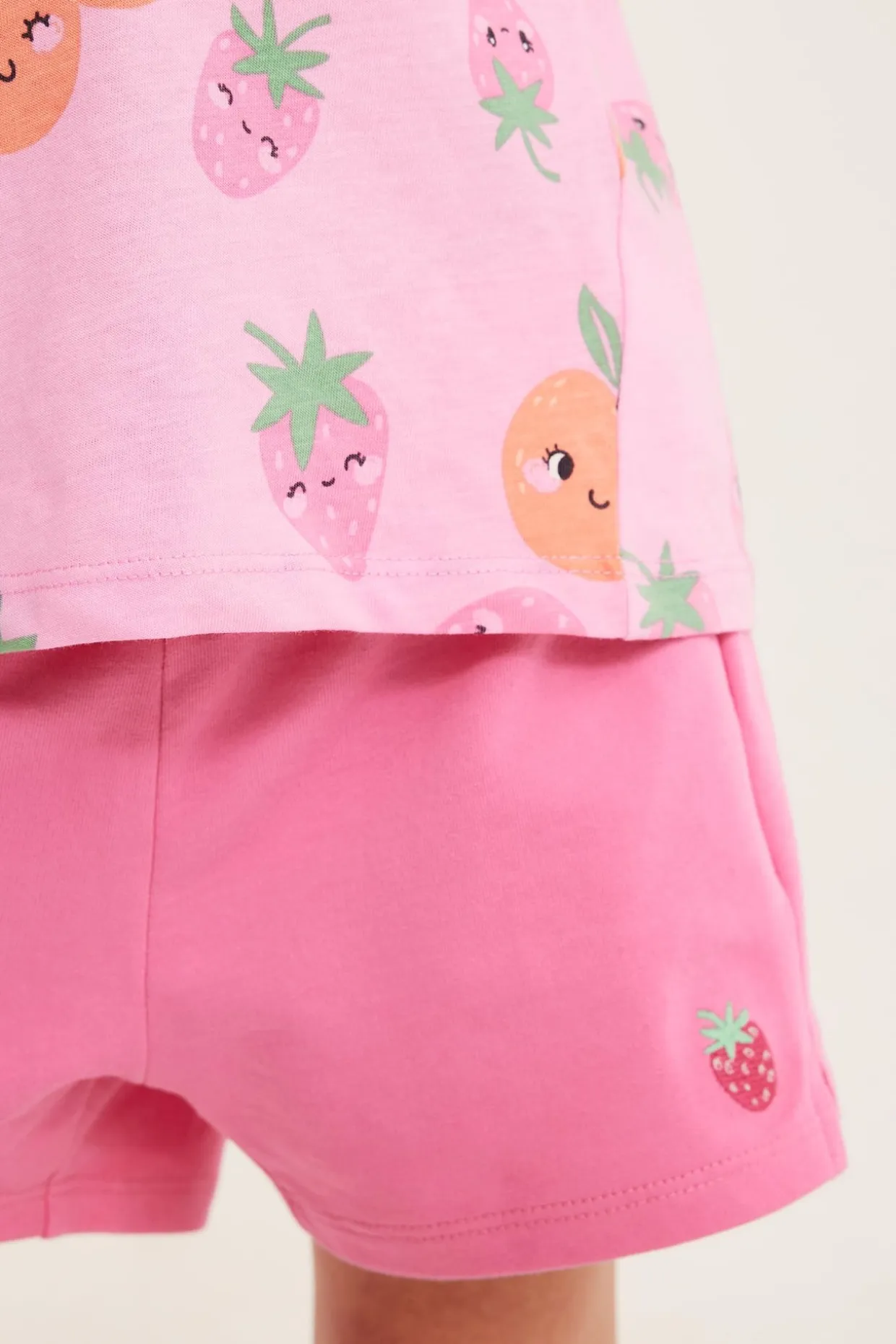 Lyhyet shortsit, joissa on rusetti ja mansikkabrodeeraus | Pinkki | Lapset | Kappahl