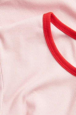 Lyhythihainen paita, jossa on kontrastiväriset reunat