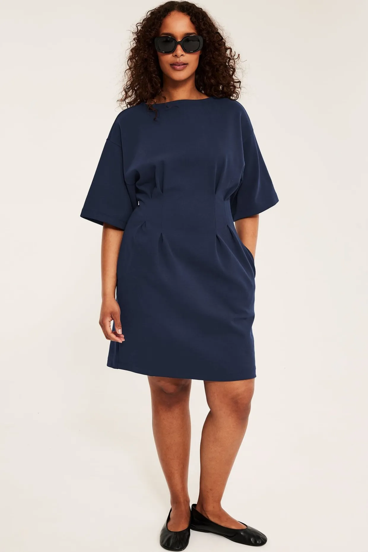 Lyhyt mekko, jossa on laskokset