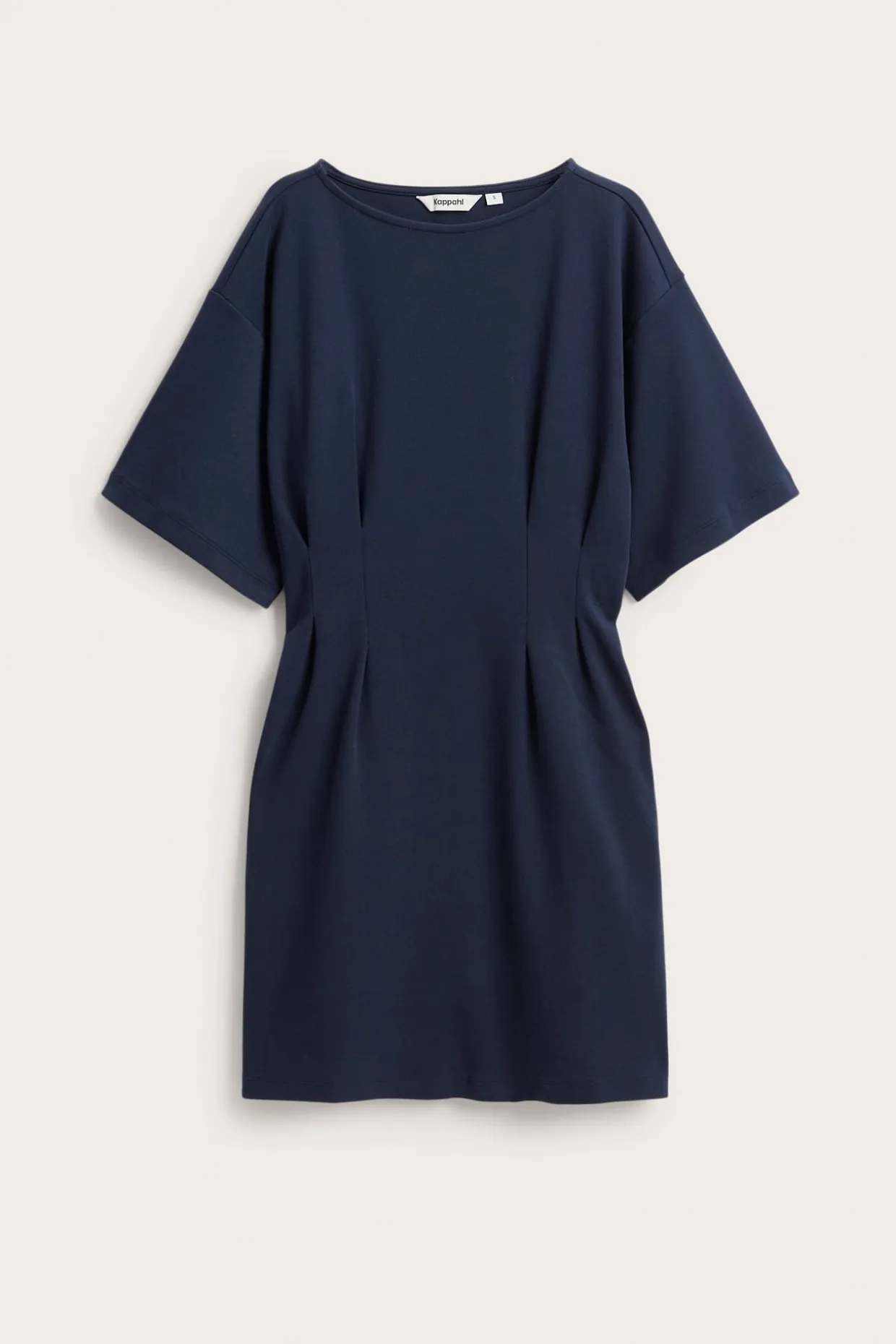 Lyhyt mekko, jossa on laskokset