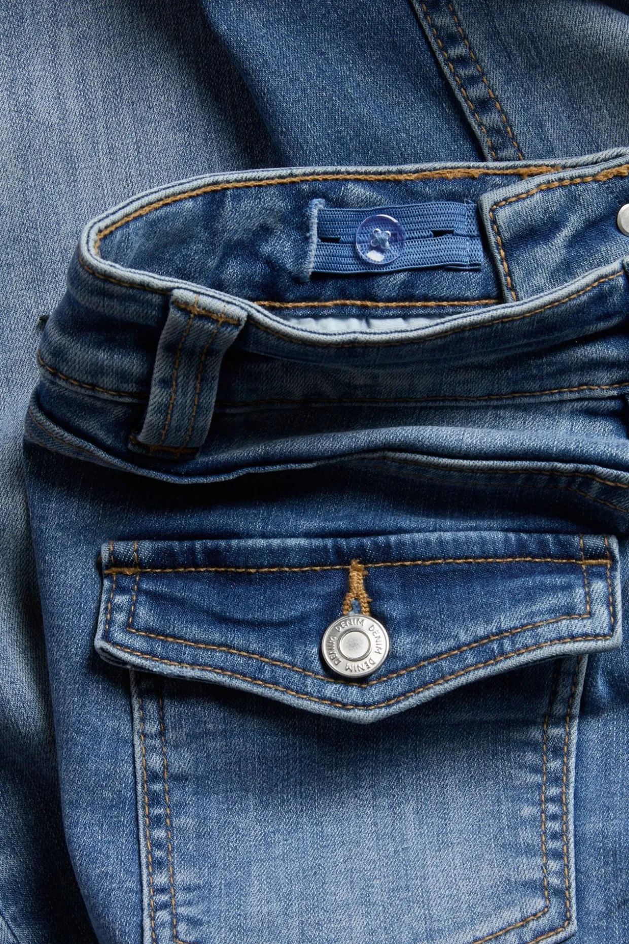 Matalavyötäröiset bootcut-farkut, joissa on kaksiväriset lahkeet | Vaalea denim | Lapset | Kappahl