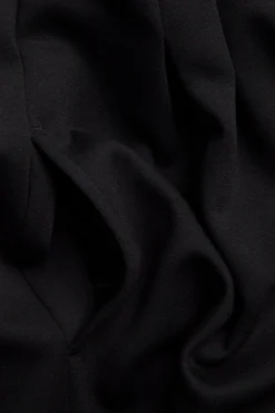 Mekko, jossa on kavennettu vyötärö