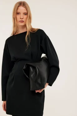Mekko, jossa on kavennettu vyötärö