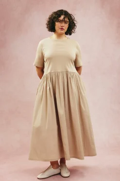 Mekko, jossa on levenevä hameosa | Beige | Naiset | Kappahl