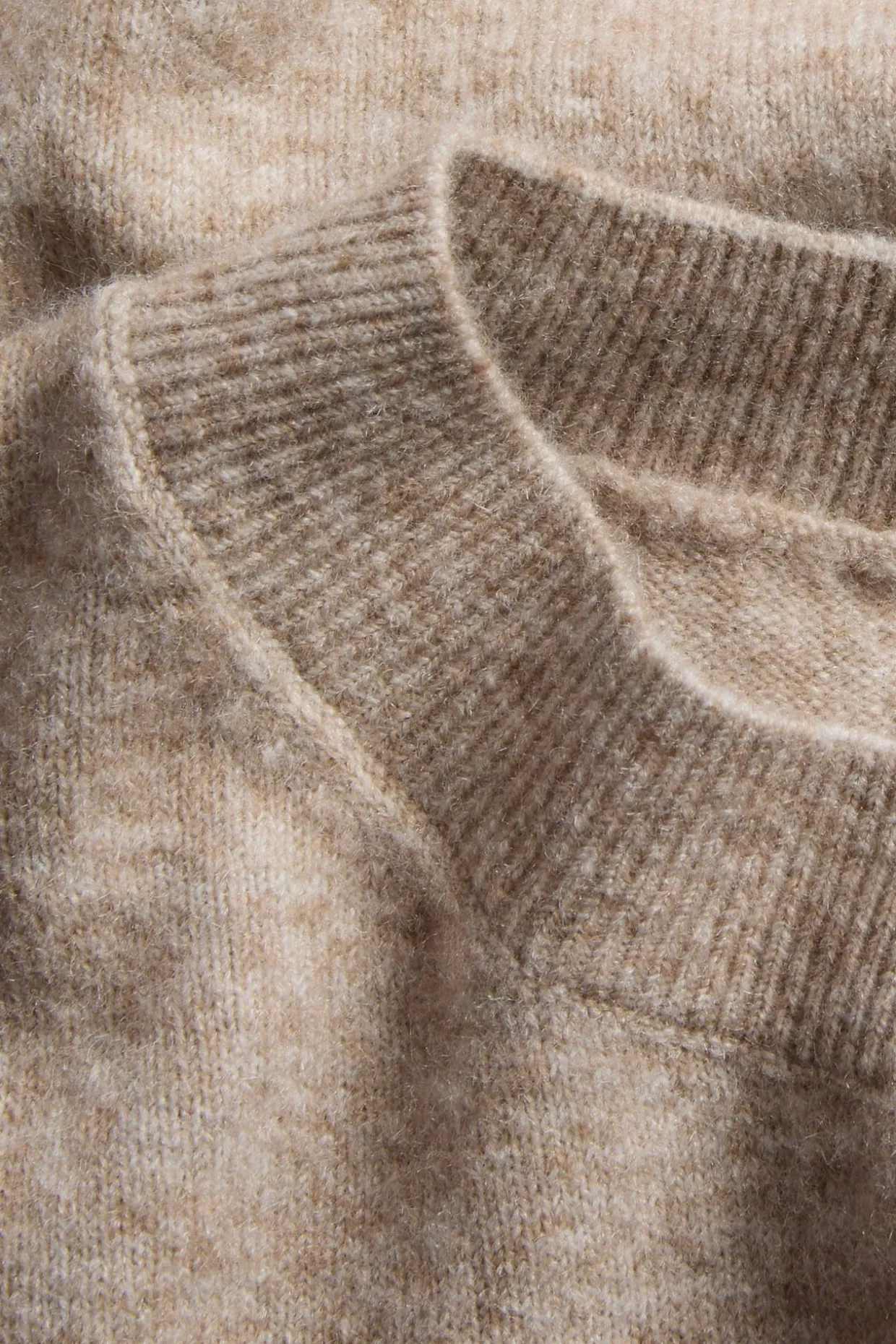 Neulottu liivi, jossa on matala poolokaulus | Meleerattu beige | Naiset | Kappahl