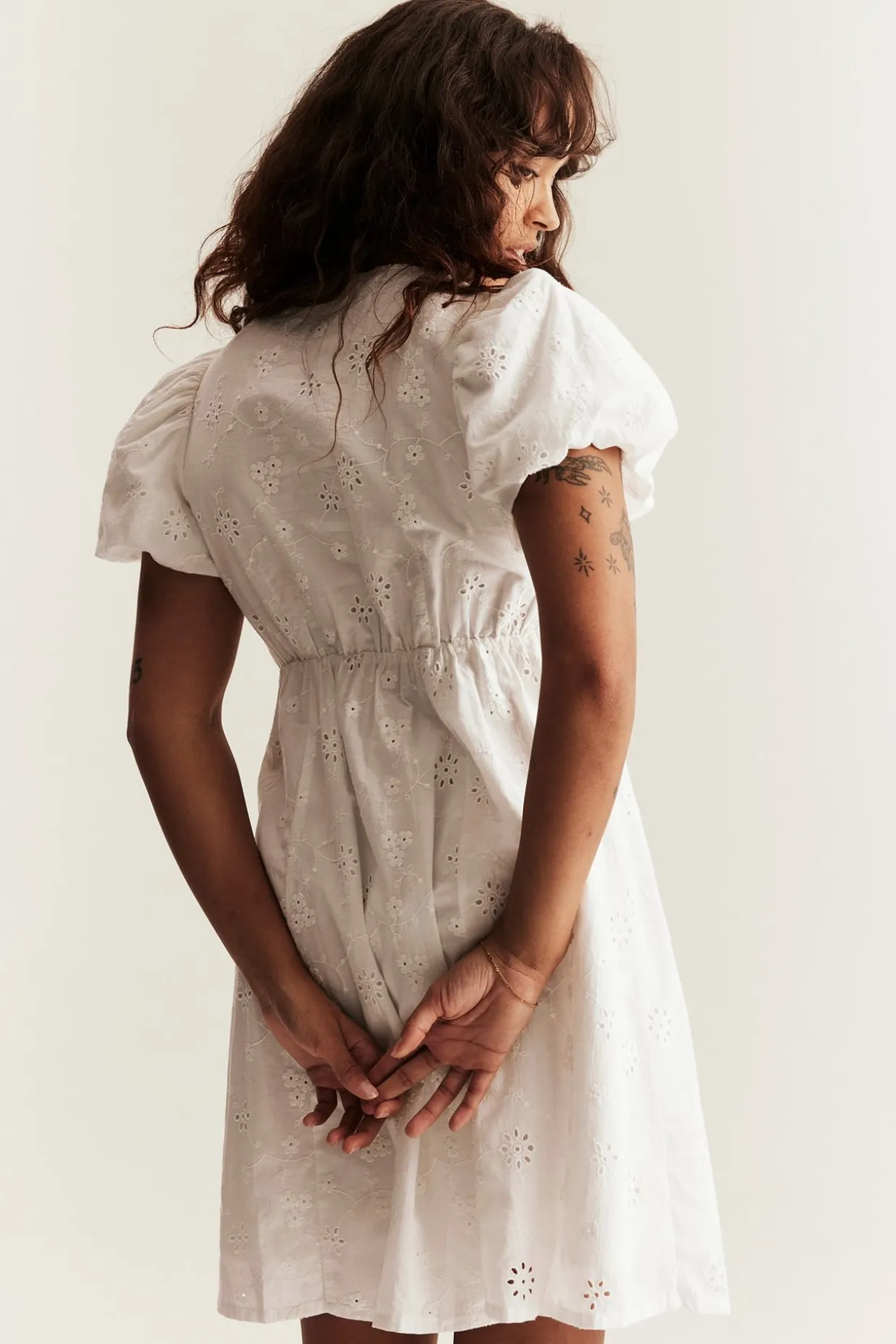 Newbie Woman -malliston mekko, jossa on brodeeraus | Luonnonvalkoinen | Lapset | Newbie