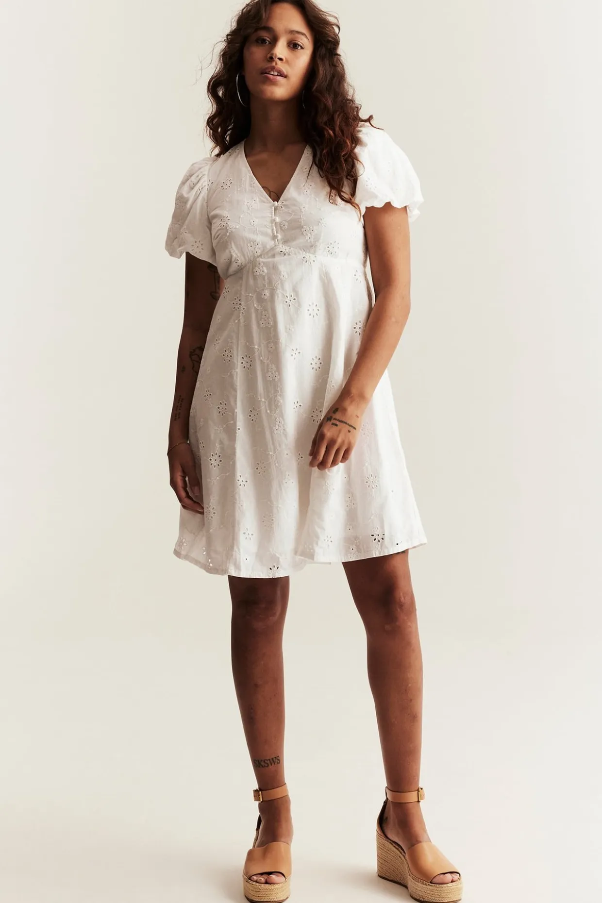 Newbie Woman -malliston mekko, jossa on brodeeraus | Luonnonvalkoinen | Lapset | Newbie