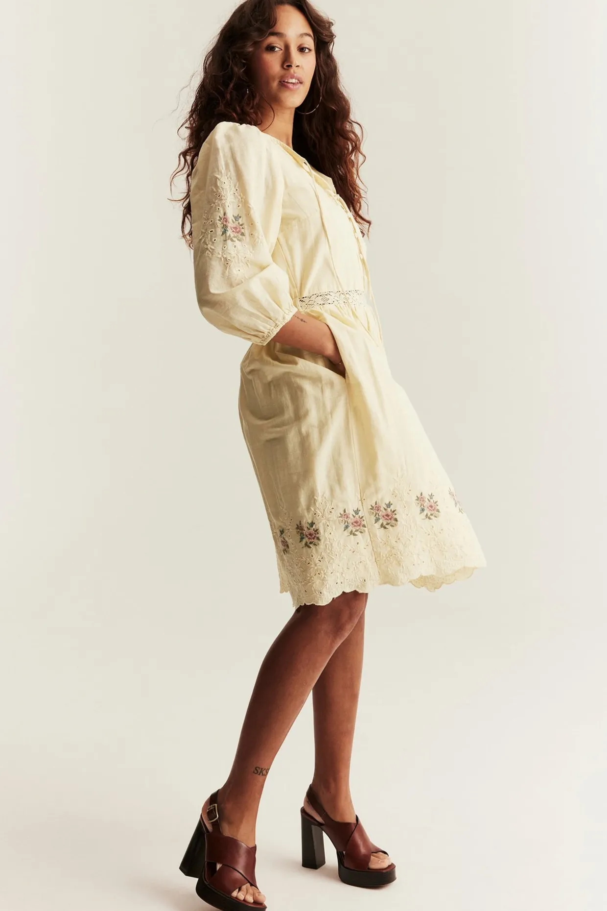 Newbie Woman -mekko, jossa on brodeeraus | Keltainen | Lapset | Newbie