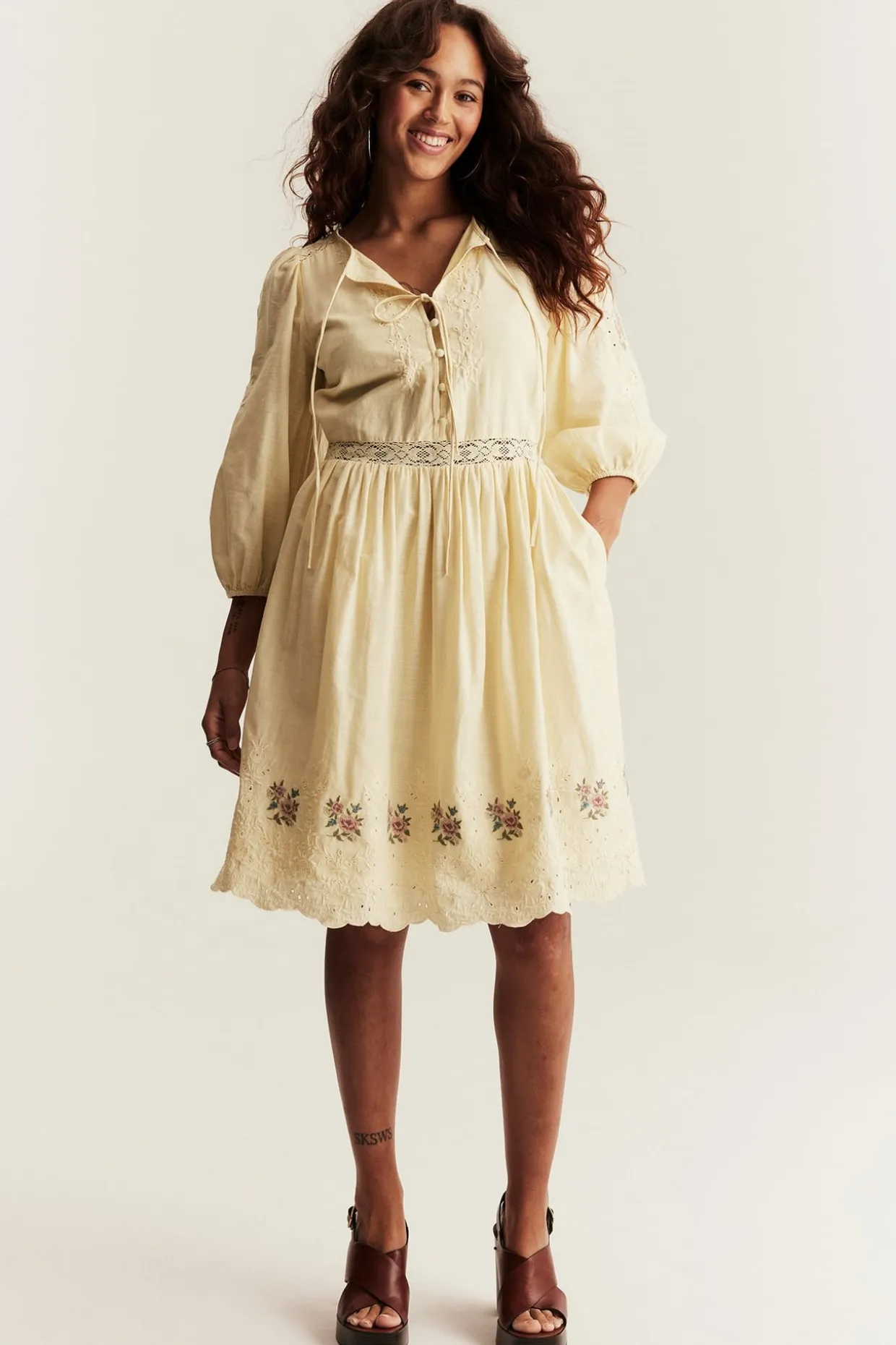 Newbie Woman -mekko, jossa on brodeeraus | Keltainen | Lapset | Newbie