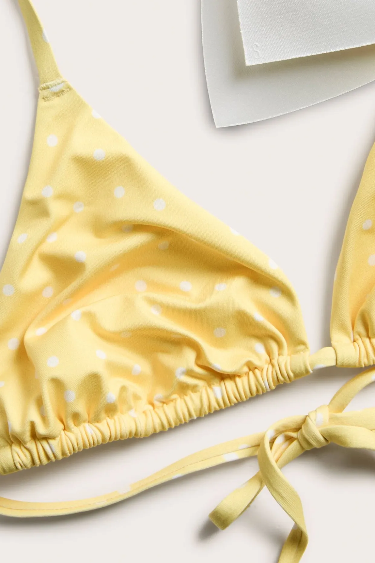 Pilkullinen kolmiomallinen bikiniyläosa | Keltainen | Naiset | Kappahl