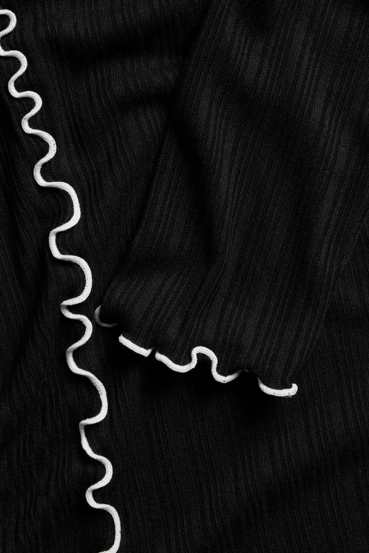 Pitkähihainen paita, jossa on babyoverlock-reunat | Musta | Naiset | Kappahl