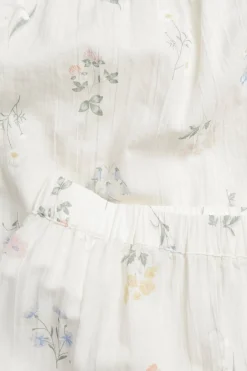 Pyjamasetti röyhelösomisteilla