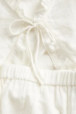 Pyjamasetti röyhelösomisteilla