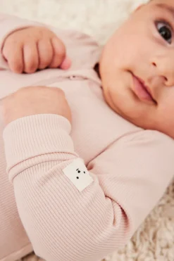 Ribattu haalariasu, jossa on käännettävät resorit. | Pinkki | Vauvat | Kappahl