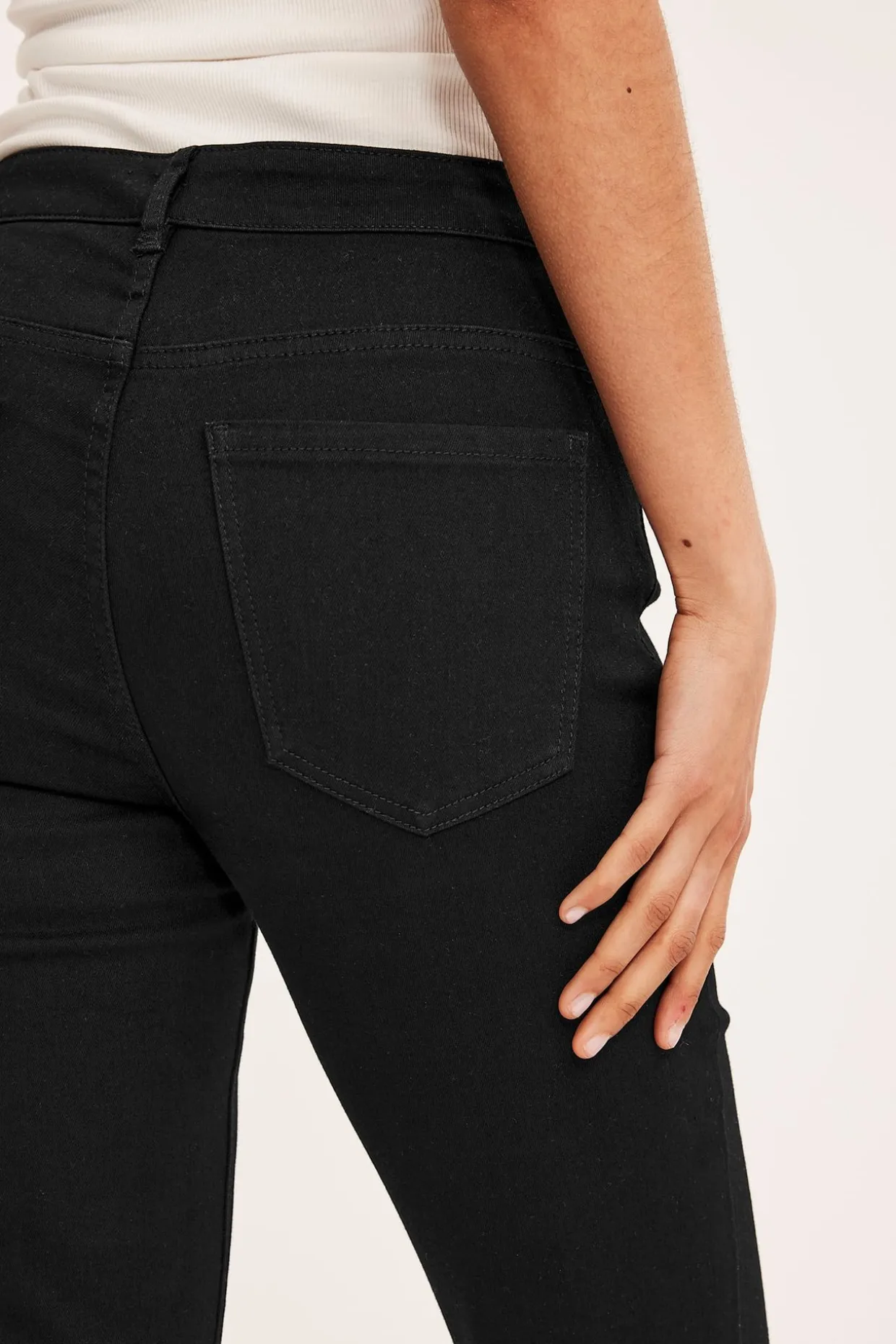 Straight jeans mid waist short leg | Musta | Naiset | Kappahl