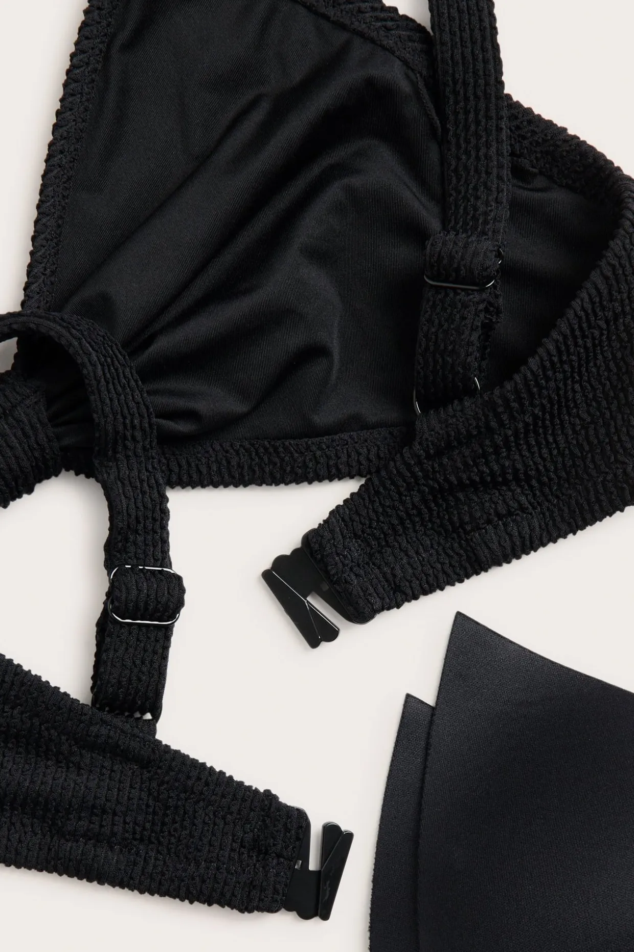Tekstuuripintainen bikiniyläosa | Musta | Naiset | Kappahl