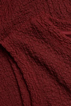 Tekstuuripintaista kangasta oleva hihaton midimekko | Punainen | Naiset | Kappahl