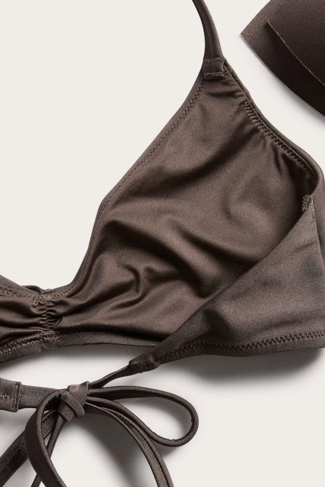 Topattu kolmiomallinen bikiniyläosa | Tummanruskea | Naiset | Kappahl