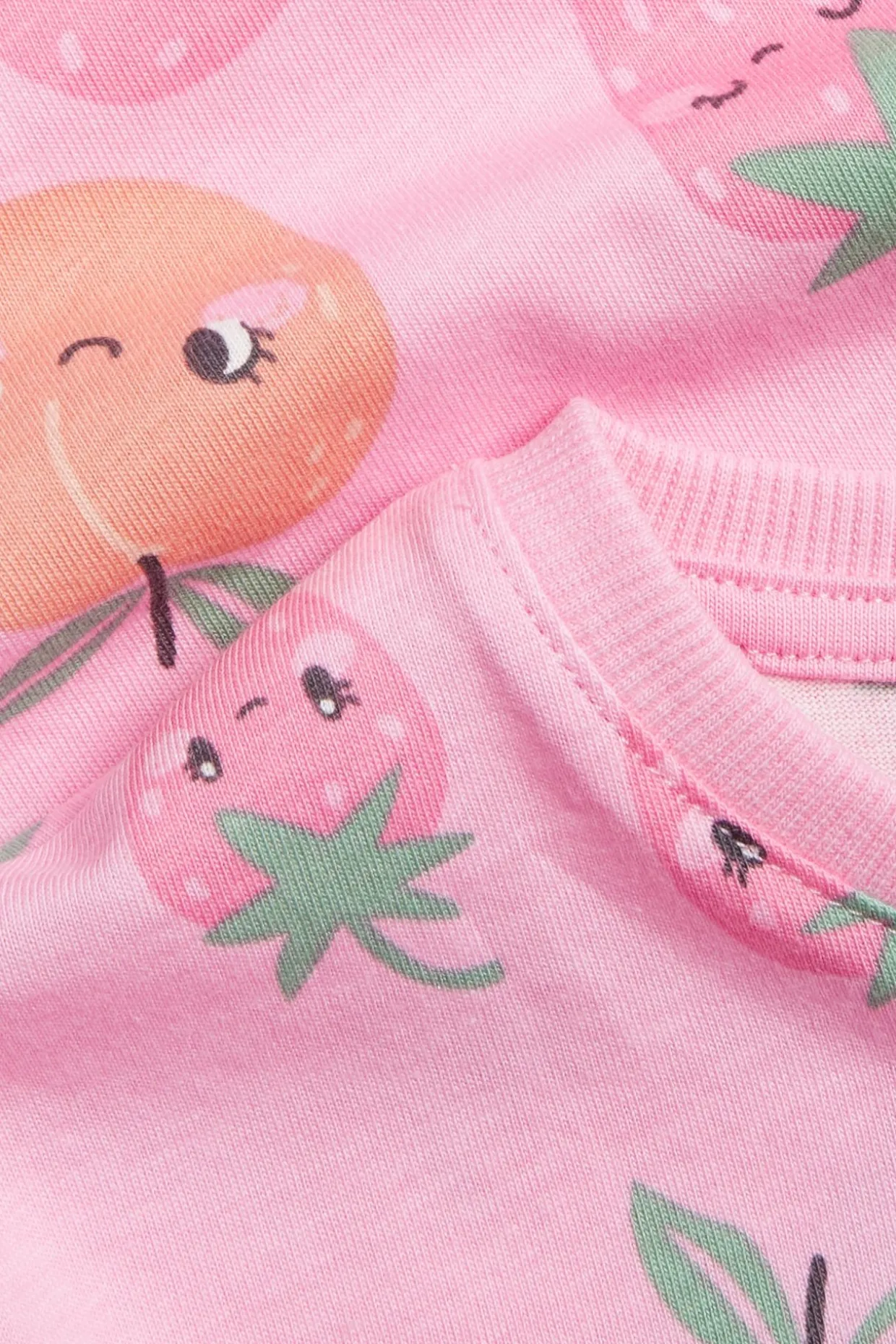 T-paita, jossa on mansikka- ja persikkakuvio | Pinkki | Lapset | Kappahl
